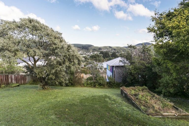 Photo of property in 76 Taylor Terrace, Tawa, Wellington, 5028