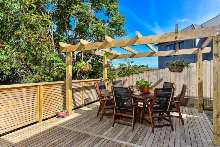 Photo of property in 14 Sonoma Crescent, Oteha, Auckland, 0632