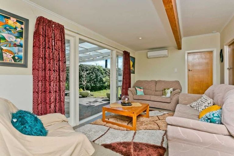 Photo of property in 57 Yeovil Road, Te Atatu Peninsula, Auckland, 0610