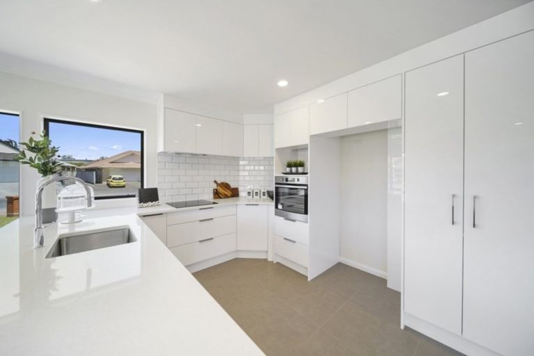 Photo of property in 1 Fencotie Place, Northpark, Auckland, 2013