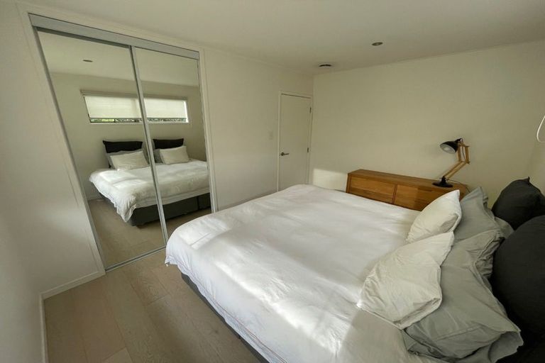 Photo of property in 2 Trias Road, Totara Vale, Auckland, 0629