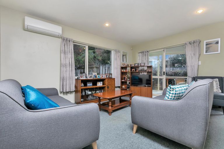 Photo of property in 2/218 Sunnynook Road, Totara Vale, Auckland, 0627