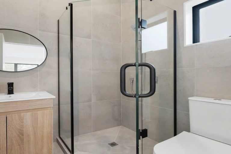 Photo of property in 2/113 Te Atatu Road, Te Atatu South, Auckland, 0610