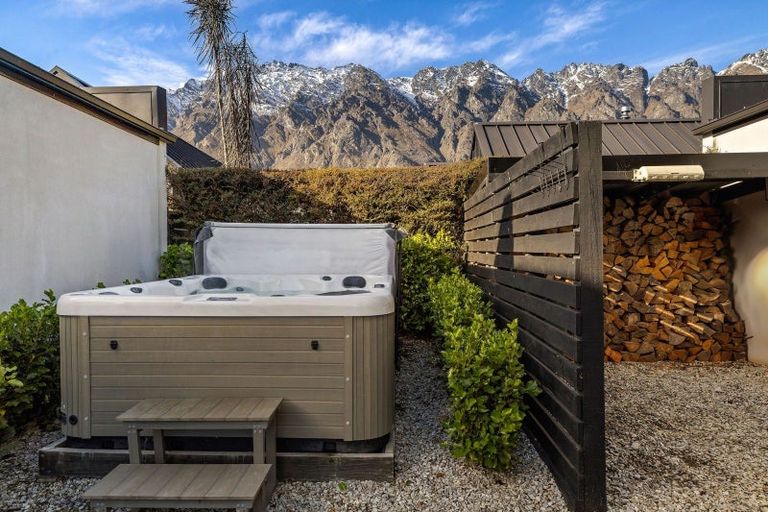 Photo of property in 6 Fife Court, Jacks Point, Queenstown, 9371