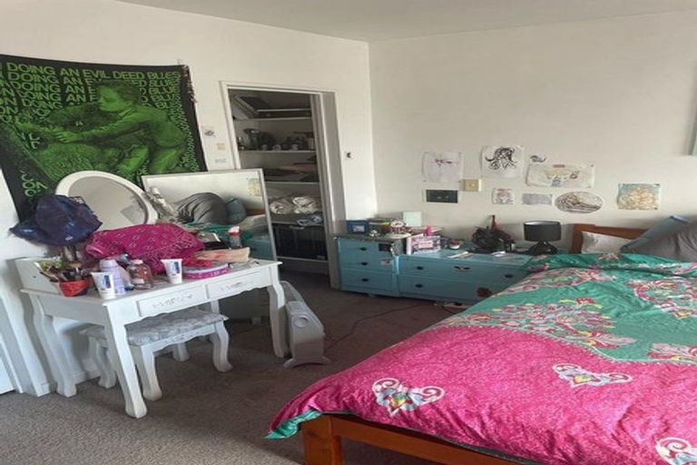 Photo of property in 2/119 Carlisle Road, Northcross, Auckland, 0632