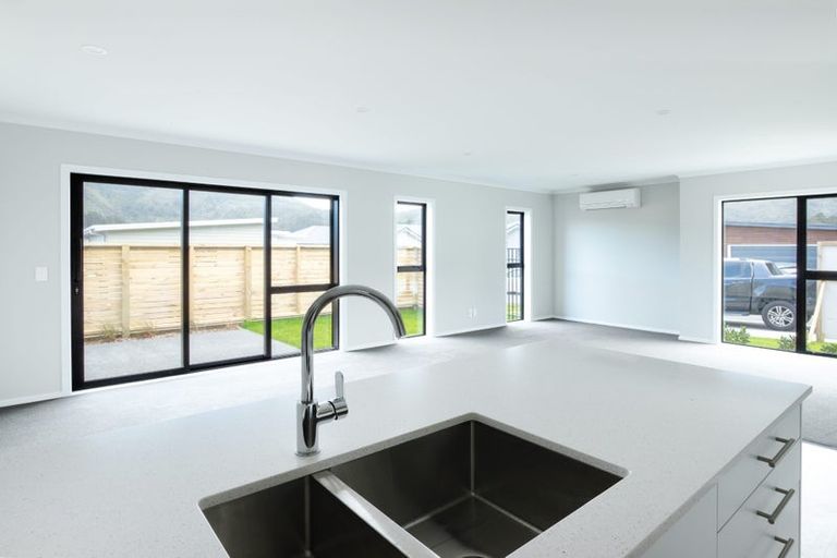 Photo of property in 27 Te Ara O Roimata, Wainuiomata, Lower Hutt, 5014