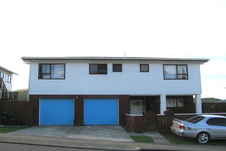 Photo of property in 18 Fernhaven Grove, Newlands, Wellington, 6037