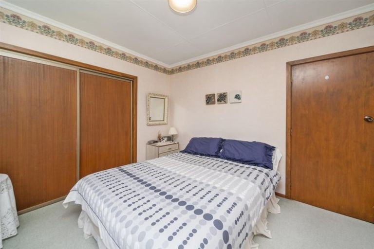 Photo of property in 1 Graves Street, Eltham, 4322