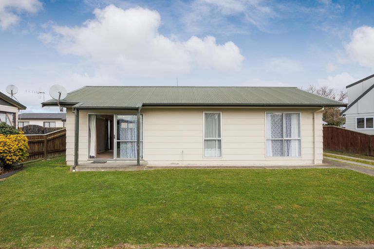 Photo of property in 15 Leander Place, Milson, Palmerston North, 4414
