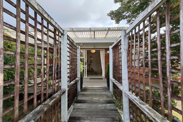 Photo of property in 2/28 Caribbean Drive, Unsworth Heights, Auckland, 0632