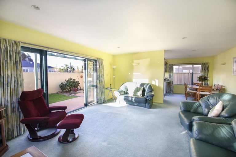 Photo of property in 2a Cambridge Terrace, Taradale, Napier, 4112