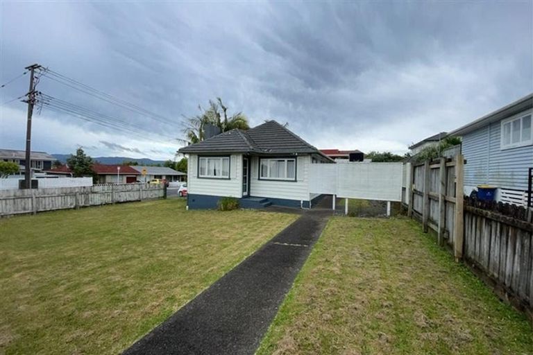 Photo of property in 216 Te Atatu Road, Te Atatu South, Auckland, 0610