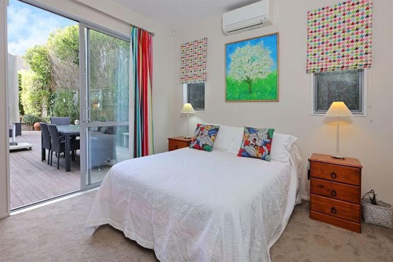 Photo of property in 114 Lake Panorama Drive, Henderson Valley, Auckland, 0612