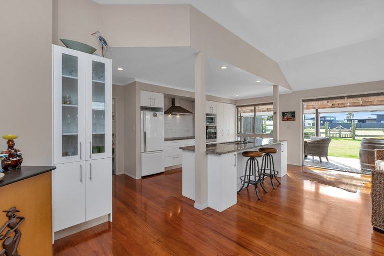 Photo of property in 9 Paradise Point Place, One Tree Point, 0118
