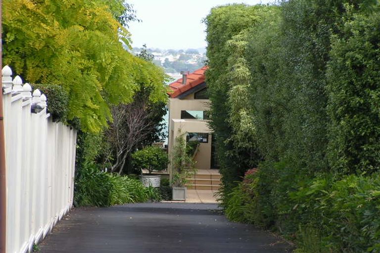 Photo of property in 18 Clarence Road, Northcote Point, Auckland, 0627