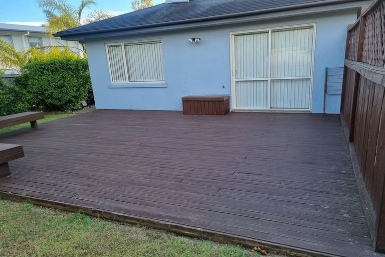 Photo of property in 7 Harrowglen Drive, Northcross, Auckland, 0632