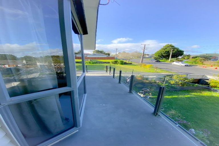 Photo of property in 27 Taupo Street, Green Bay, Auckland, 0604