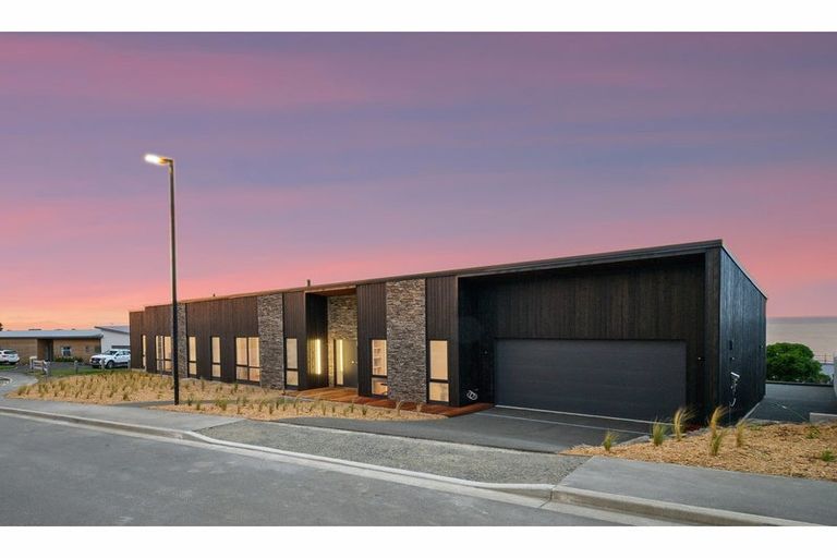 Photo of property in 6 Sowerby Place, Richmond Hill, Christchurch, 8081