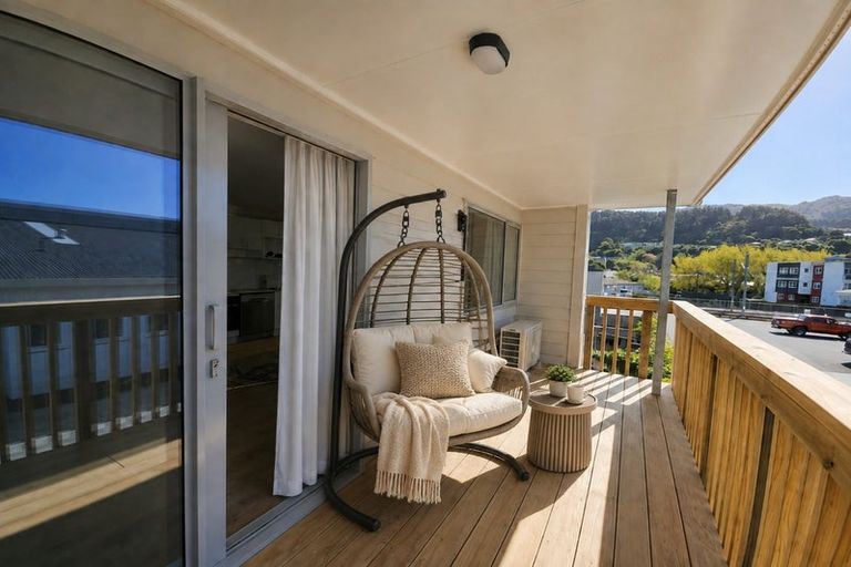 Photo of property in 10/19 Collins Avenue, Tawa, Wellington, 5028