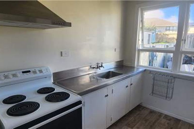 Photo of property in 6a Matahourua Crescent, Cannons Creek, Porirua, 5024