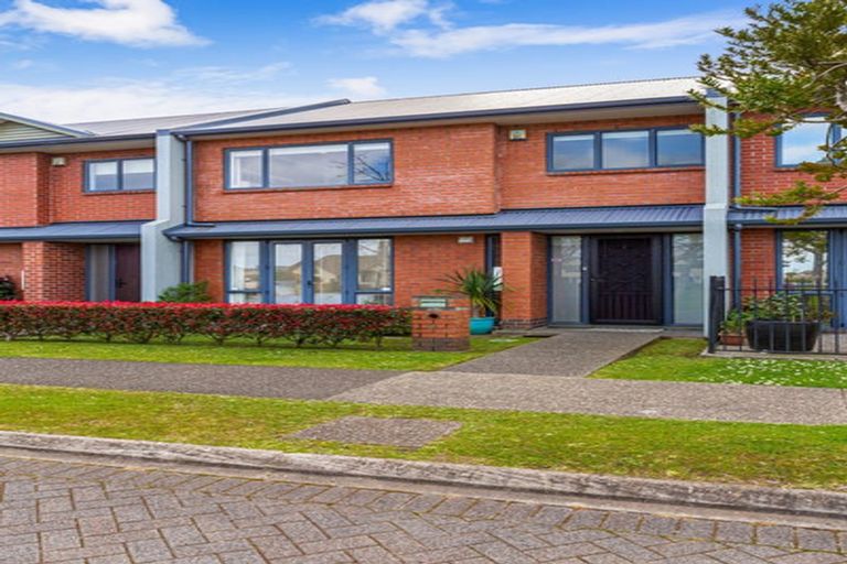 Photo of property in 4a Tuscany Way, Te Atatu Peninsula, Auckland, 0610