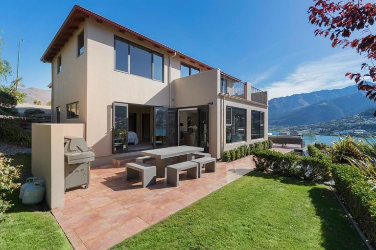 Photo of property in 17 Milward Place, Kelvin Heights, Queenstown, 9300
