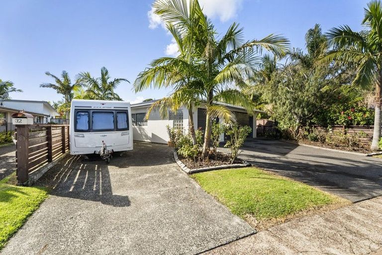 Photo of property in 32 The Circle, Manly, Whangaparaoa, 0930
