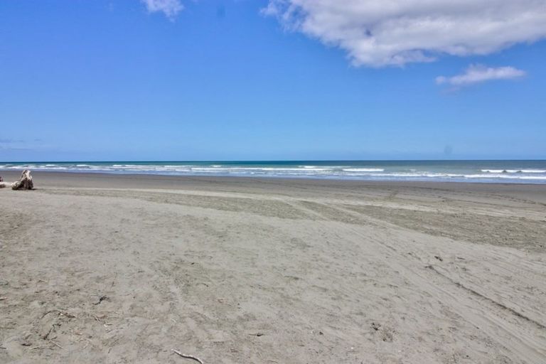 Photo of property in 8 Marine Parade South, Foxton Beach, Foxton, 4815