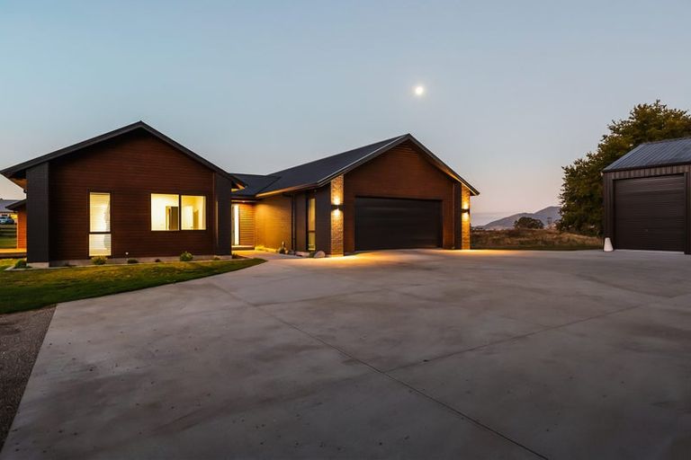 Photo of property in 2 Vickers Way, Acacia Bay, Taupo, 3385