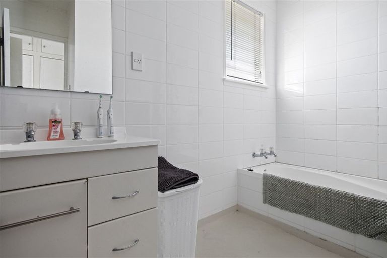 Photo of property in 28 Saint Johns Avenue, Tuakau, 2121