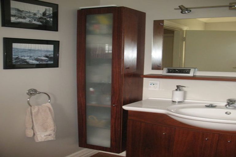 Photo of property in 7 Griffiths Grove, Newlands, Wellington, 6037