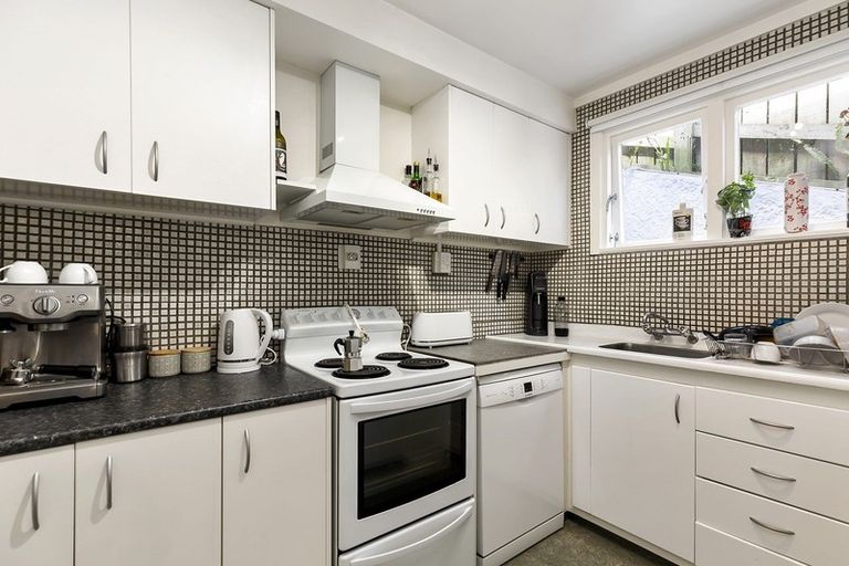 Photo of property in 29 Kellsmere Crescent, Island Bay, Wellington, 6023