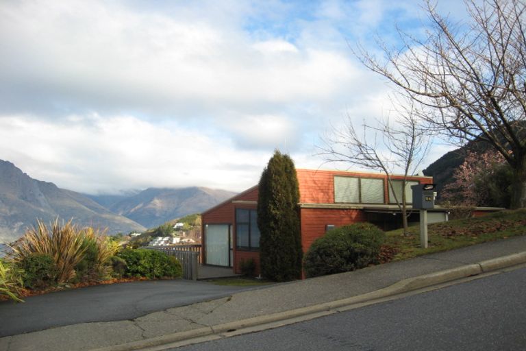 Photo of property in 94 Wynyard Crescent, Fernhill, Queenstown, 9300