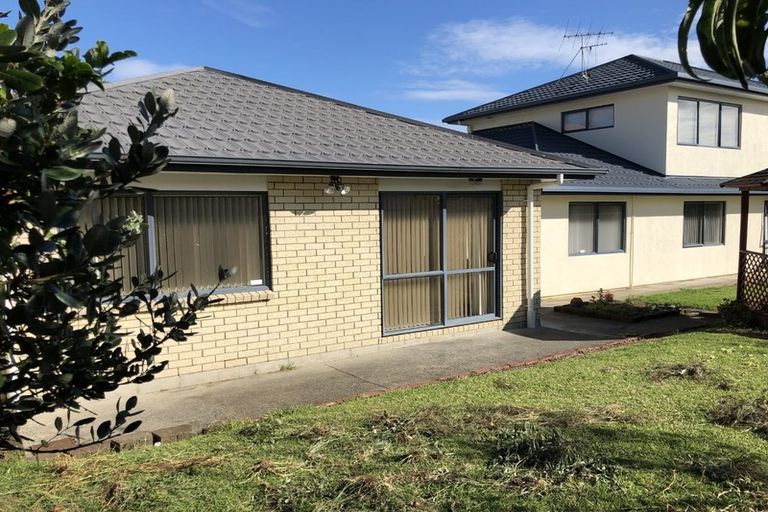 Photo of property in 16 Ewhurst Place, Goodwood Heights, Auckland, 2105