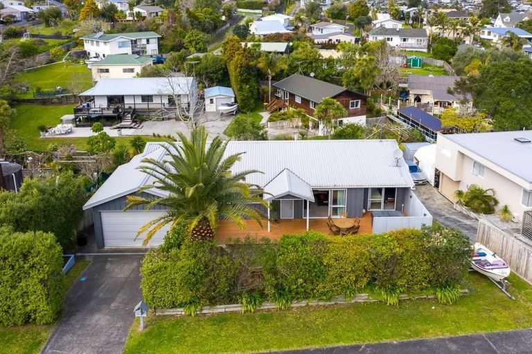 Photo of property in 24 Springtime Crescent, Stanmore Bay, Whangaparaoa, 0932