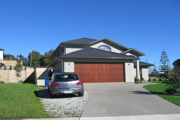 Photo of property in 16 Newbury Place, Schnapper Rock, Auckland, 0632