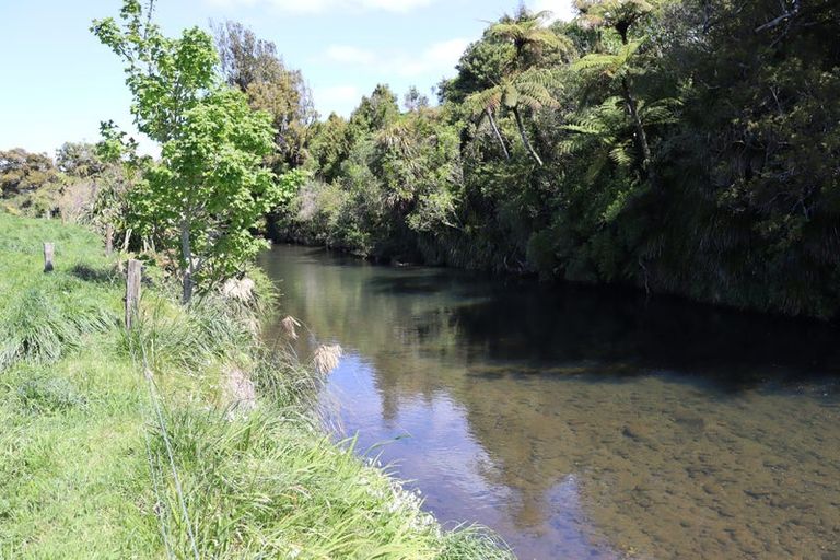 Photo of property in 274 Richmond Road, Lepperton, New Plymouth, 4373