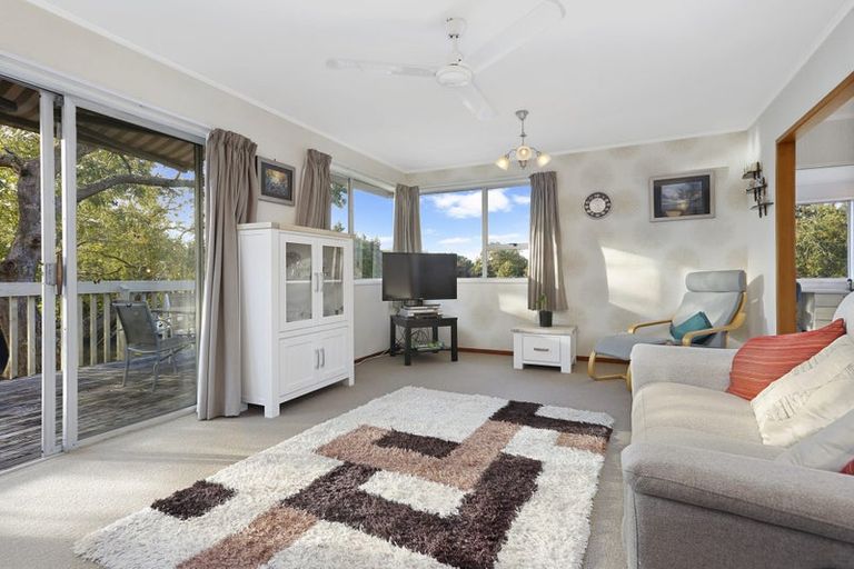Photo of property in 16 The Grove, Titirangi, Auckland, 0604