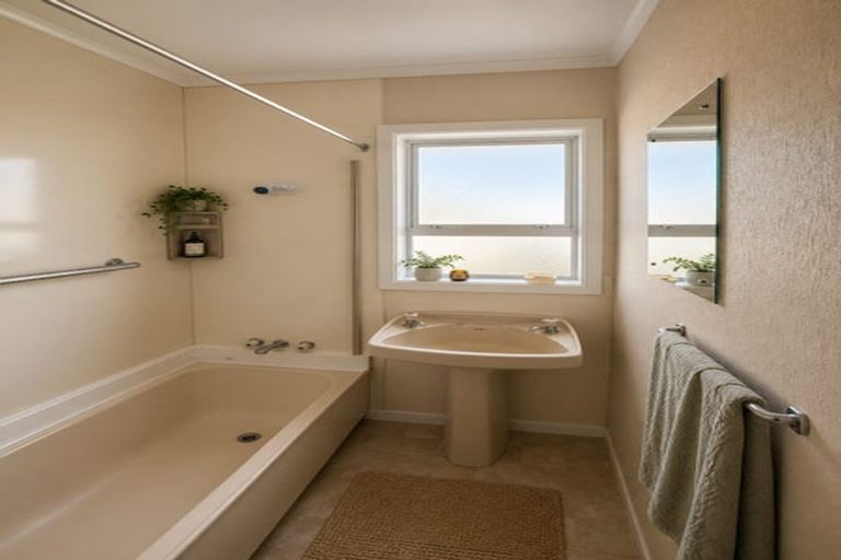 Photo of property in 13 Tiki Street, New Lynn, Auckland, 0600