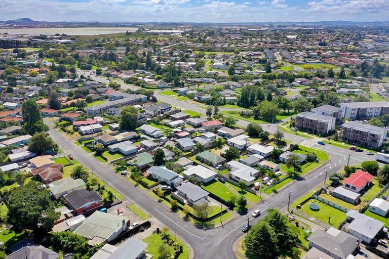 Photo of property in 7 Tarata Crescent, Mangere Bridge, Auckland, 2022