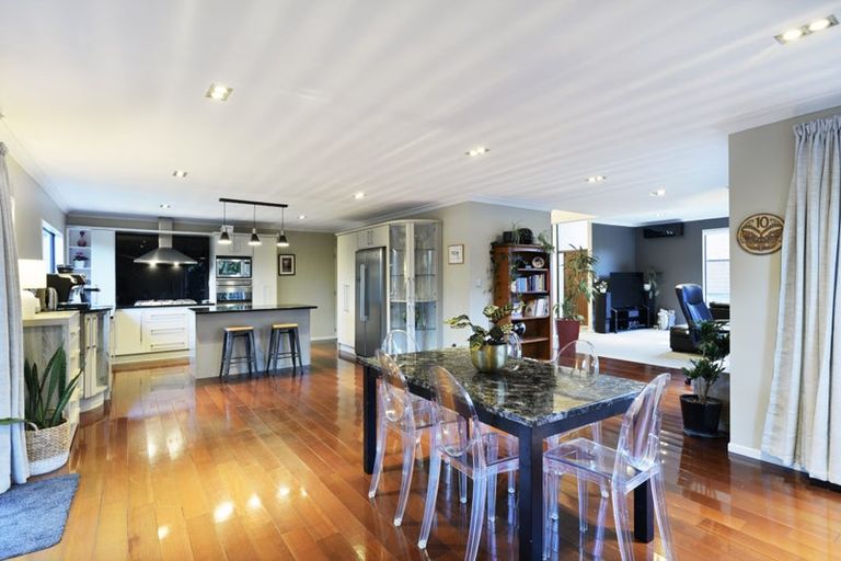 Photo of property in 19 South Kensington Way, Henderson, Auckland, 0612