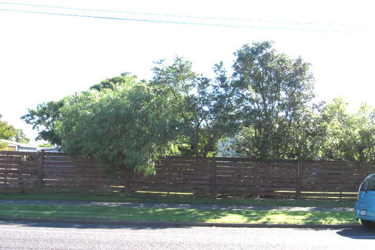 Photo of property in 60 Hutchinsons Road, Bucklands Beach, Auckland, 2014
