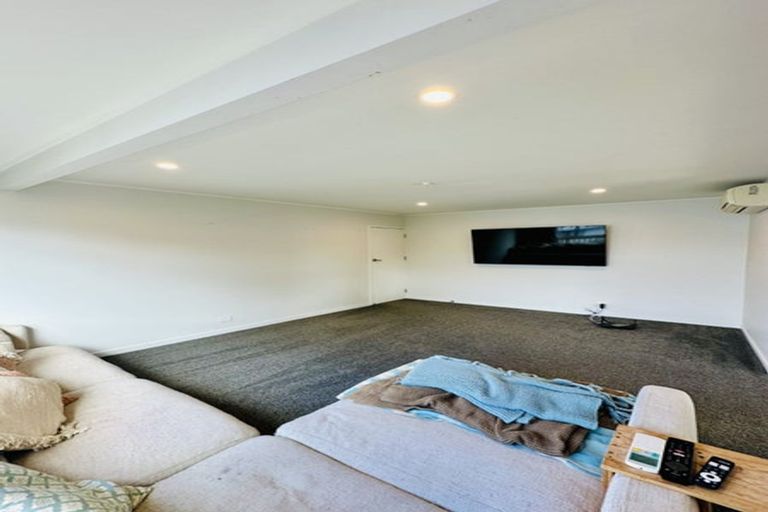 Photo of property in 8 John Dee Crescent, Red Beach, 0932