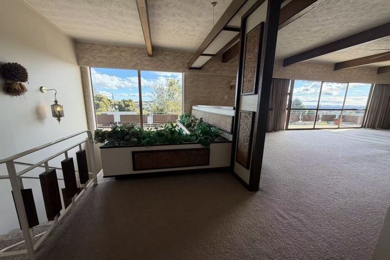 Photo of property in 73 Redoubt Road, Goodwood Heights, Auckland, 2105