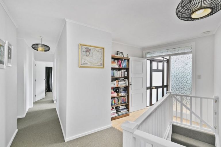 Photo of property in 9 Blandford Way, Newlands, Wellington, 6037