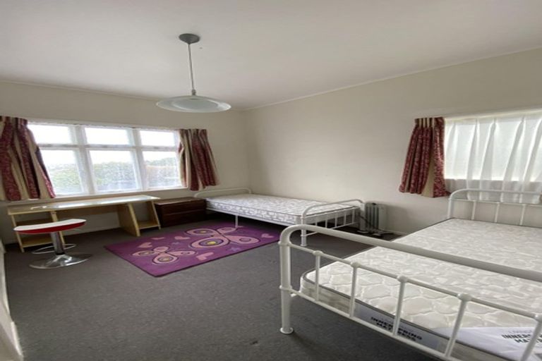 Photo of property in 136 Northland Road, Northland, Wellington, 6012