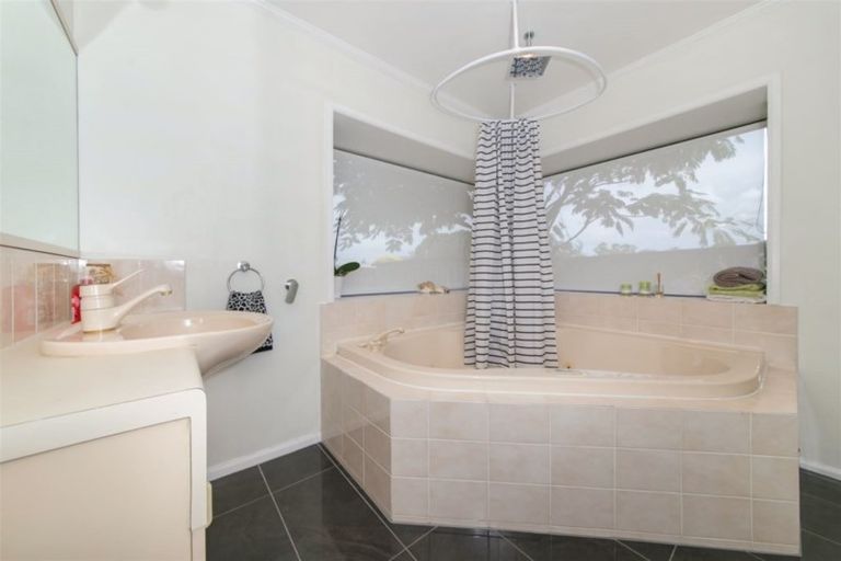 Photo of property in 19 Heversham Place, Glendene, Auckland, 0602