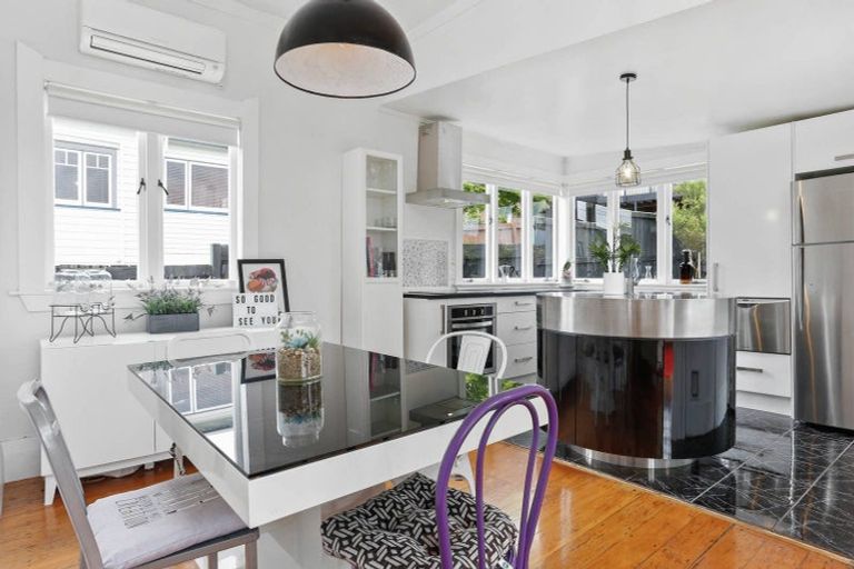 Photo of property in 4 Bowers Road, Glen Eden, Auckland, 0602