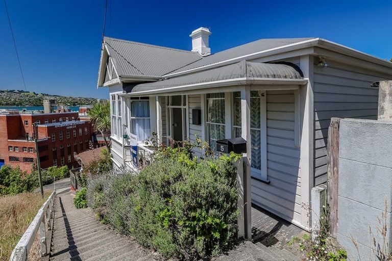 Photo of property in 5 Elm Row, Dunedin Central, Dunedin, 9016
