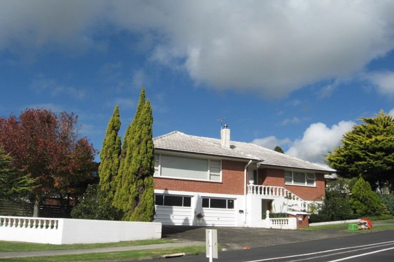 Photo of property in 2 Chatsworth Crescent, Pakuranga Heights, Auckland, 2010
